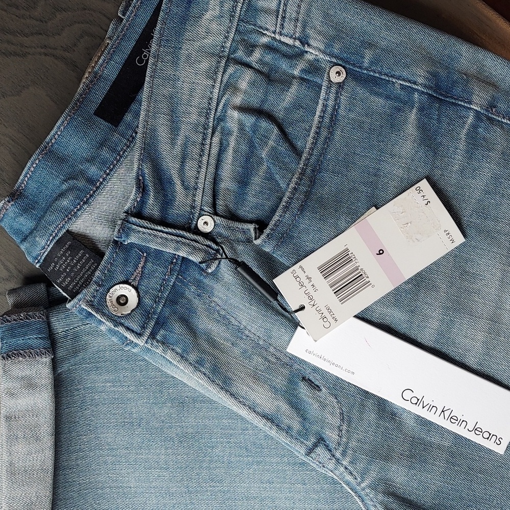 Calvin Klein Women's Light Blue Cropped Jeans. Size 6 - Picture 8 of 8